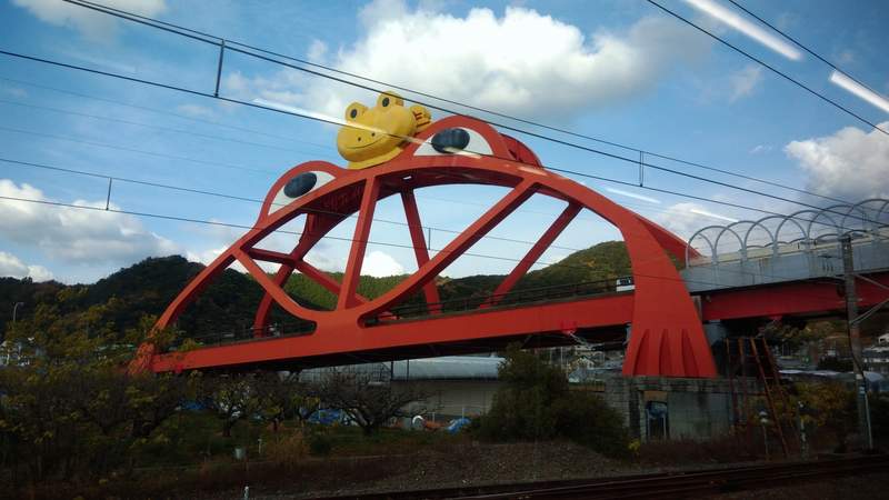 圖片7 《無人車站裡的裝置藝術》陪伴旅客等車的青蛙,意外的防疫效果引發推民注目 | 宅宅新聞