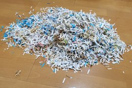 《演唱會門票丟進碎紙機》明天就要開演了怎麼辦?粉絲熬夜努力拼回去的結果是…… 《演唱會門票丟進碎紙機》明天就要開演了怎麼辦?粉絲熬夜努力拼回去的結果是……