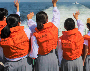 《日本話題錯覺照片》怎麼有位學生的下半身不見了?是合成、靈異照片還是另有玄機