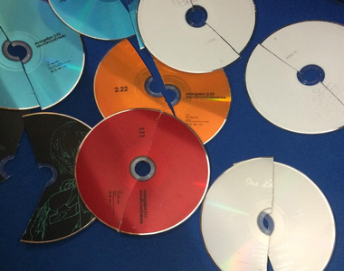 《崩潰的新世紀福音戰士粉絲》電影新特典官方配對戰翻天 折爛全部劇場版光碟發洩怨氣