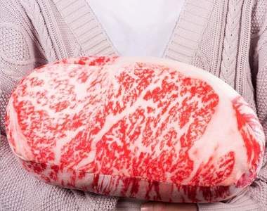 鮮美肉塊《松阪牛抱枕》抱著它睡覺流口水好像是最奢侈的享受