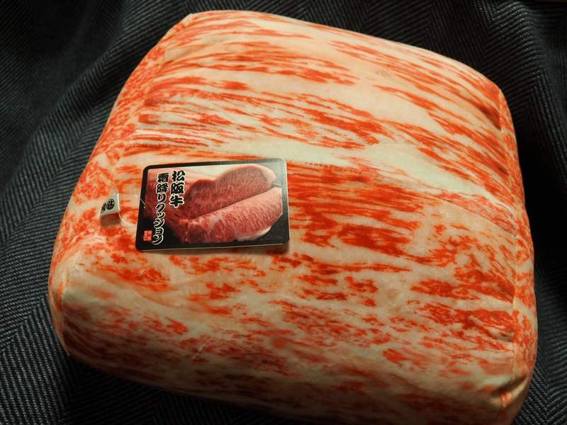 鮮美肉塊《松阪牛抱枕》抱著它睡覺流口水好像是最奢侈的享受 | 宅宅新聞