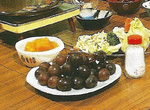 《餐桌上出現的神祕食物》這一堆黑色球體究竟是什麼?日本網友們沒人有把握 《餐桌上出現的神祕食物》這一堆黑色球體究竟是什麼?日本網友們沒人有把握