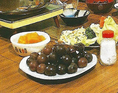 《餐桌上出現的神祕食物》這一堆黑色球體究竟是什麼？日本網友們沒人有把握