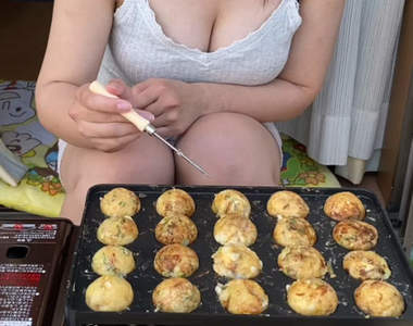 熟悉好味道《章魚燒做法影片》一直覺得拿針戳一戳翻面的動作很帥