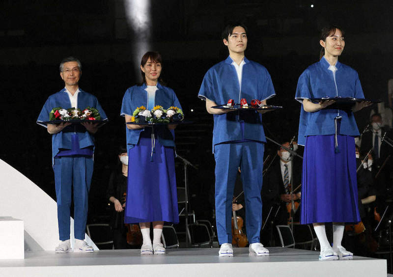 東京奧運頒獎儀式服 這套衣服的設計會很糟糕嗎 挨批像是居酒屋或三溫暖店員