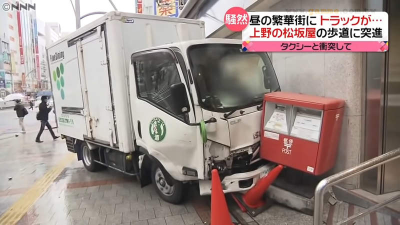 《日本話題的寄信歐巴桑》貨車車禍衝撞路邊郵筒 大嬸視若無睹投信讓網友全傻眼 | 宅宅新聞