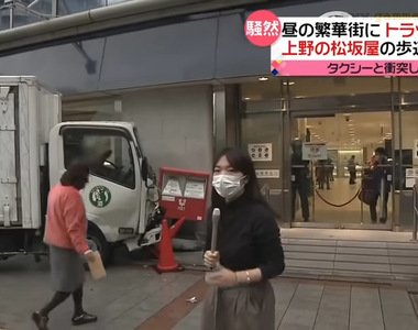 《日本話題的寄信歐巴桑》貨車車禍衝撞路邊郵筒 大嬸視若無睹投信讓網友全傻眼