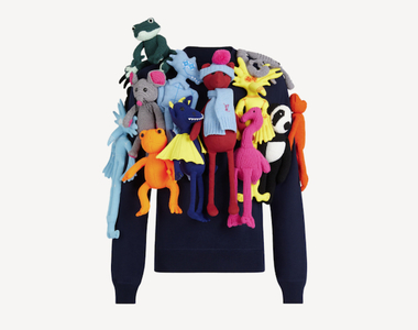 孤獨救星！Louis Vuitton 推出掛滿玩偶的《PUPPETS ALL-OVER CREW NECK》 圓領毛衣 要價高達二十六萬九…