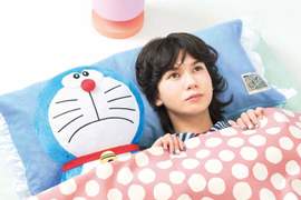 夢幻逸品《能跟哆啦A夢一起睡覺的枕頭》那個表情是機器人休眠模式的狀態嗎XD