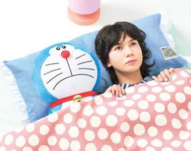 夢幻逸品《能跟哆啦A夢一起睡覺的枕頭》那個表情是機器人休眠模式的狀態嗎XD