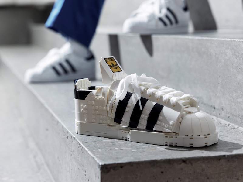 這個貝殼鞋頭似乎有點不一樣！？《adidas x LEGO》推出樂高版本adidas Originals Superstar！ | 宅宅新聞