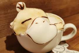 咖啡師加藤瑠菜的《咖啡拉花作品》可達鴨就像靠在浴缸上泡澡一樣，超可愛❤