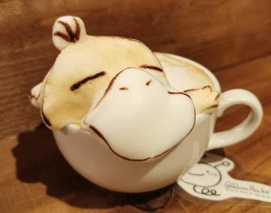 咖啡師加藤瑠菜的《咖啡拉花作品》可達鴨就像靠在浴缸上泡澡一樣,超可愛❤