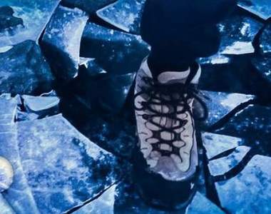 【有片】ASMR《在碎冰上踩出聲響》小意外！？製造出來的脆裂聲還蠻好聽der