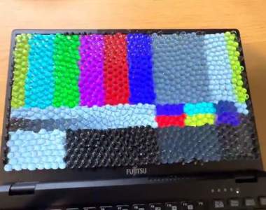 網友實驗《消臭晶球放在螢幕上的效果》跑圖的時候絢爛繽紛太讓人感到意外惹