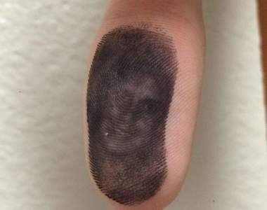 網友分享《那些讓你印象深刻的畫面》從印表機拿了一張紙出來結果變這樣WTF