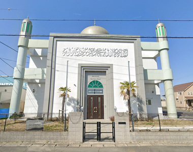 《日本這間清真寺很特別》看得出這棟建築以前是做什麼用的嗎？找遍全世界或許只有這裡有