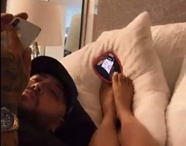 跪算盤不可避《被女友抓包的男友》男孩們以後滑IG的時候千萬要小心