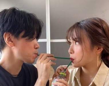 網友看法《網紅夫妻喝水的方法》甜蜜的舉動讓大家看了很傻眼