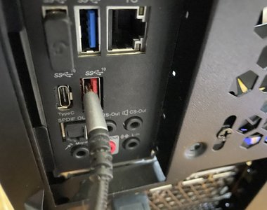 《USB插錯洞的人》Type-C插進Type-A導致電腦當機 很多人靠手感找洞犯過相同錯誤