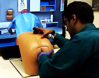 淚牛滿面《前列腺檢查模擬器》很讓人難忍住不尖叫的畫面