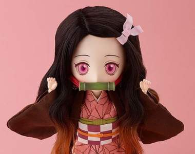 鬼滅之刃《竈門禰豆子可動娃娃》精緻的頭髮與服裝造型是一大特色