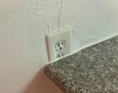 網友分享《日常所見的NG光景》插座這樣設計是在暗示我要專情嗎