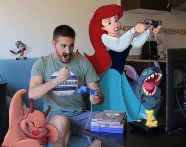 《將迪士尼角色P進生活中》打電動有人陪不時還會響起獅子王主題曲