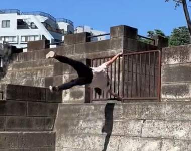 小朋友都傻了《跑酷高手玩公園遊具》只會甩手功的我決定拜她為師了