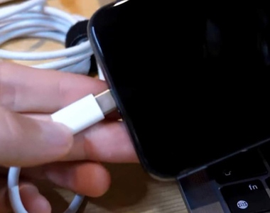 【有片】駭客製作USB Type-C的《iPhone》上拍賣，一隻喊價超過14,900美元！
