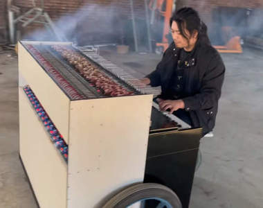 手工耿Handy Geng製作《鋼琴烤串車》彈琴跟撒鹽完美結合的優雅神作