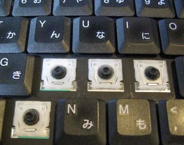 網友分享《被女兒玩過的筆電慘況》整個鍵盤只有四個鍵沒被拔出來也太慘