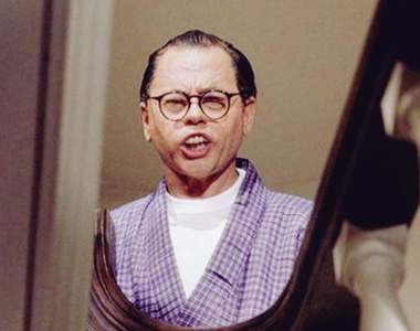 網友看法《在外國電影登場的日本人有什麼特徵》戴眼鏡+暴牙+西裝還外加一個公事包？