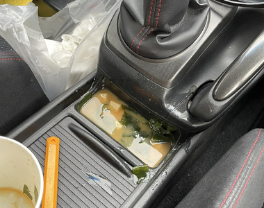 《在車子內打翻味噌湯》全都流進置物用的凹槽怎麼辦?超多人幹過類似的糗事……