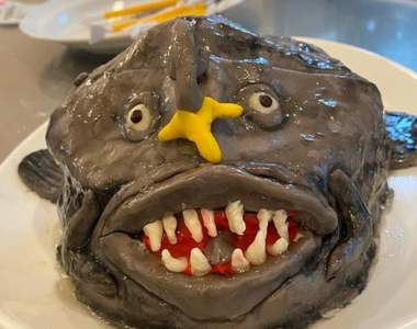 來自深海的祝福《鮟鱇魚蛋糕》那股隱隱約約的生命力透出來是怎麼回事！？