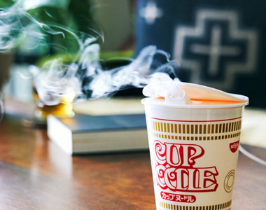 這杯日清打開沒味道？《無味泡麵》到底是要賣給誰？寶島社feat日清50周年創意商品！