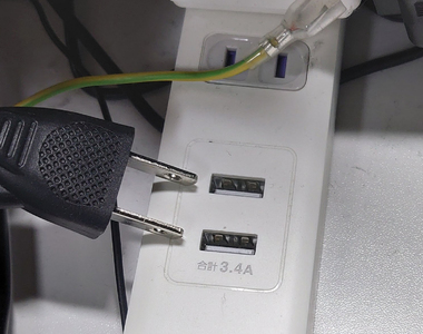 《日本網友公認的糟糕設計》插頭誤插延長線USB孔爆火花 你家的延長線有沒有暗藏這種陷阱?