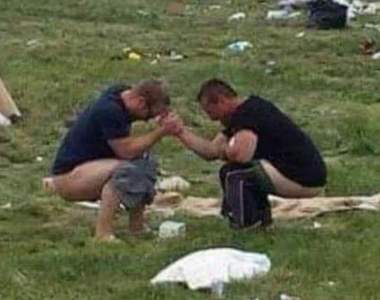 GIF趣圖《男人的比腕力比賽》褲子脫了表示沒有後路只能跟你拚了