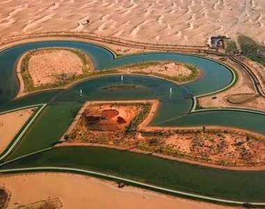 杜拜打卡新景點《愛心湖》 擁2顆心　超狂「無中生有」似仙境