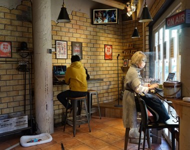 《日本影片剪輯咖啡廳》總是覺得懶得剪片一拖再拖嗎？讓店長盯著你剪到完成為止