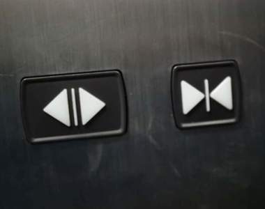 網友看法《讓人搞混的電梯按鈕》不覺得這個▶┃◀跟這個◀┃▶有點難分嗎