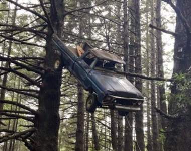 搞笑趣圖《這一定搞錯了什麼》他一定得罪了超人，不然車子怎麼會掛在樹上