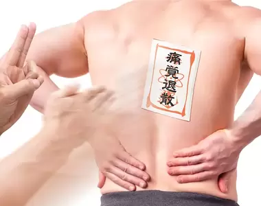 《「痛覺退散」符咒貼布》日本創意大師的腦洞設計:貼的人比被貼的人感覺更爽的痠痛貼布