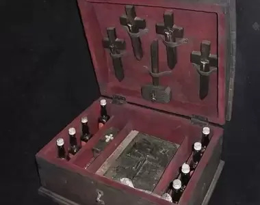 網友分享《19世紀吸血鬼滅殺組合》居家旅行必備工具組，有備無患啊各位~