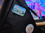 《宅宅買了PRADA名牌包》別上LoveLive胸章引爆議論 這樣算是浪費了20萬日圓嗎? 《宅宅買了PRADA名牌包》別上LoveLive胸章引爆議論 這樣算是浪費了20萬日圓嗎?