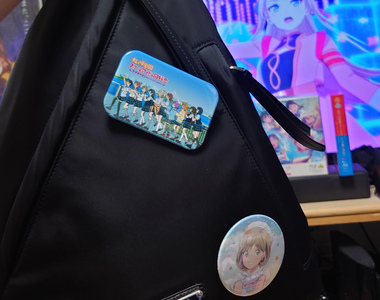 《宅宅買了PRADA名牌包》別上LoveLive胸章引爆議論 這樣算是浪費了20萬日圓嗎?