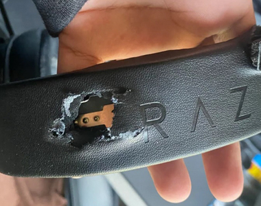 擋下一槍!玩家頭戴《Razer》電競耳機,擋下窗外飛來的流彈,險些與世隔絕!