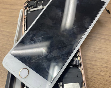 《手機掉進電梯縫隙的下場》推特網友分享支離破碎的屍體 你還敢在搭電梯的時候滑手機嗎？