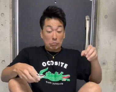 本格抖音影片《坐在震動搖擺機講電話》口齒不清的情況下還能交流這也太厲害了吧XD